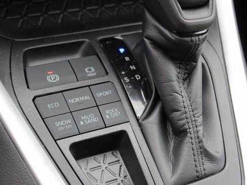 Certified 2021 Toyota RAV4 LE AWD/4WD image 17