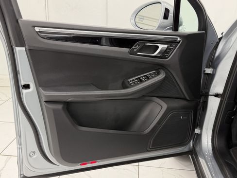 Certified 2025 Porsche Macan image 27