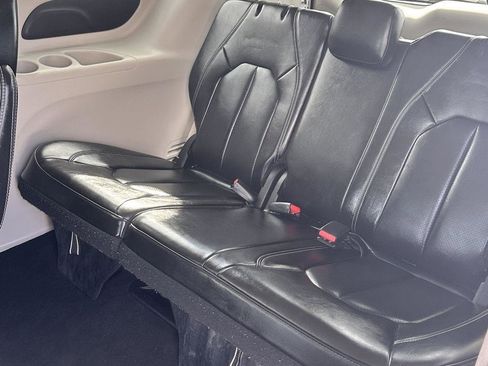 Used 2023 Chrysler Pacifica Touring-L image 17