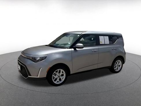 Used 2025 Kia Soul LX w/ LX Technology Package FWD image 7