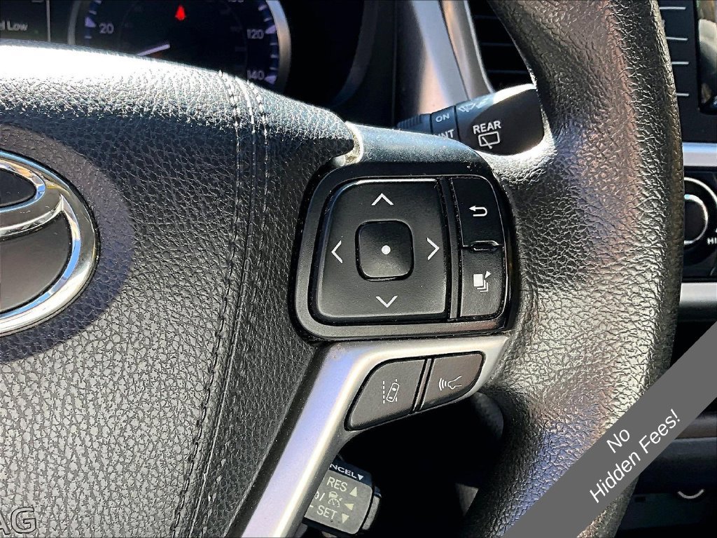 Used 2019 Toyota Highlander LE AWD/4WD image 12