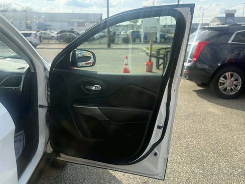 Used 2019 Jeep Cherokee Latitude Plus image 13