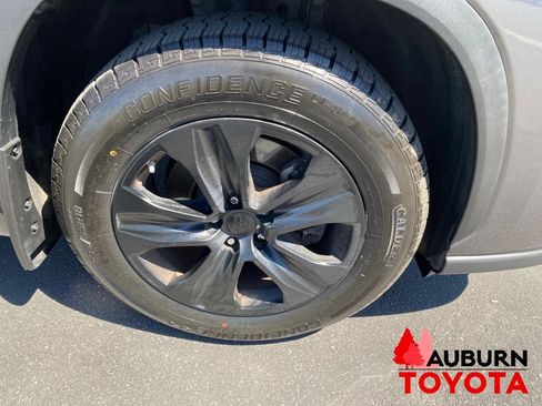 Used 2023 Toyota Highlander XLE AWD/4WD image 9