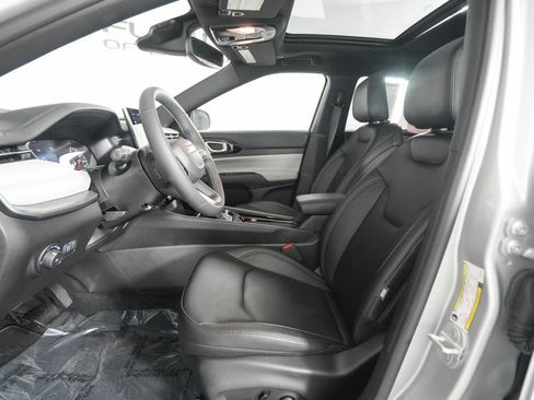 Used 2025 Jeep Compass Limited w/ Sun & Sound Group image 9