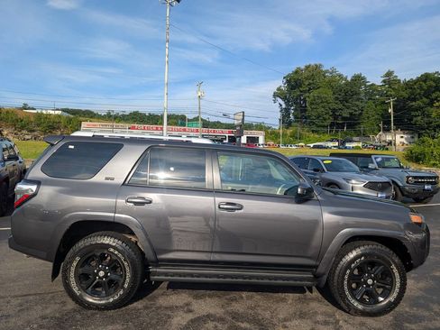 Used 2018 Toyota 4Runner SR5 AWD/4WD image 9