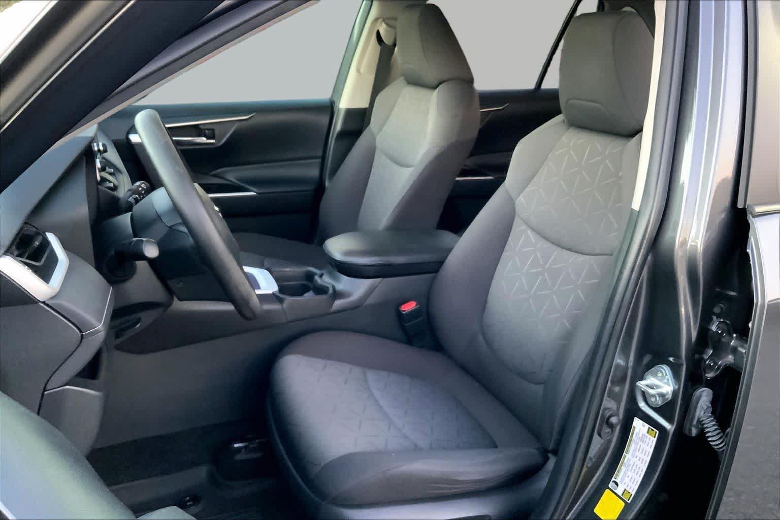 Used 2021 Toyota RAV4 XLE w/ Convenience Package FWD image 7