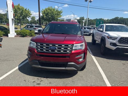 Used 2017 Ford Explorer XLT w/ Equipment Group 202A FWD image 4