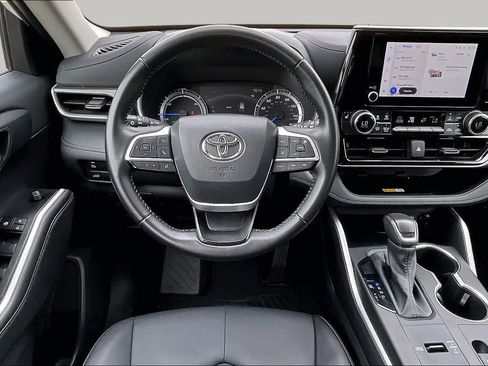 Used 2025 Toyota Highlander XLE AWD/4WD image 6