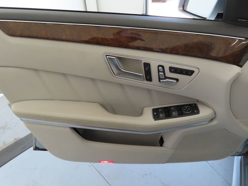 Used 2014 Mercedes-Benz E 350 4MATIC Sedan image 11