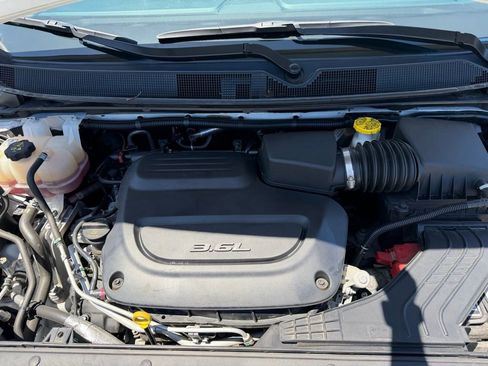 Used 2023 Chrysler Pacifica Touring-L image 12