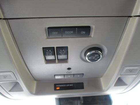 Used 2016 Chevrolet Suburban LT RWD image 25