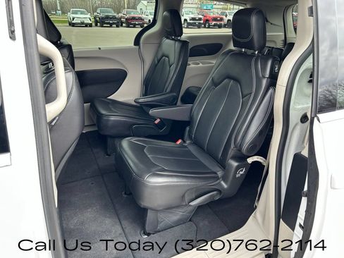 Used 2024 Chrysler Pacifica Touring-L FWD image 36