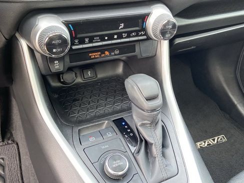 Used 2022 Toyota RAV4 XLE image 38