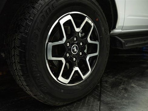 Used 2025 Ford Bronco Outer Banks image 3