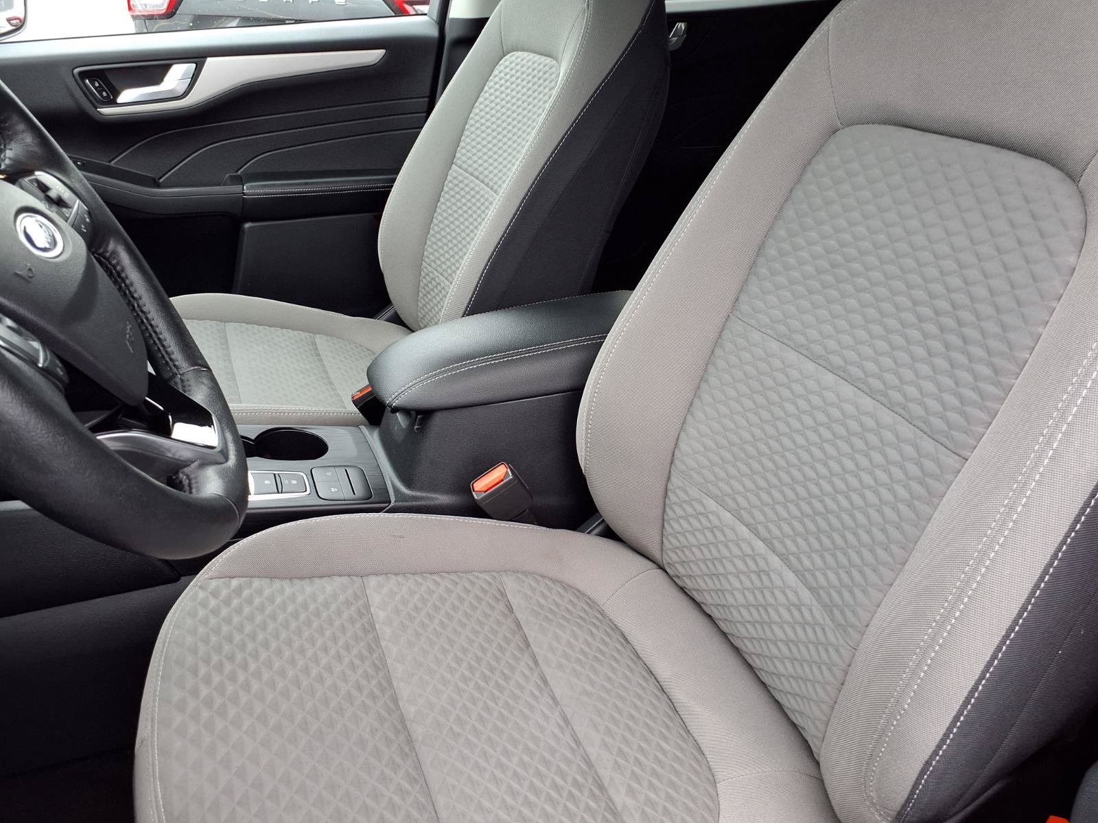 Used 2021 Ford Escape SE w/ SE Sport Appearance Package AWD/4WD image 3