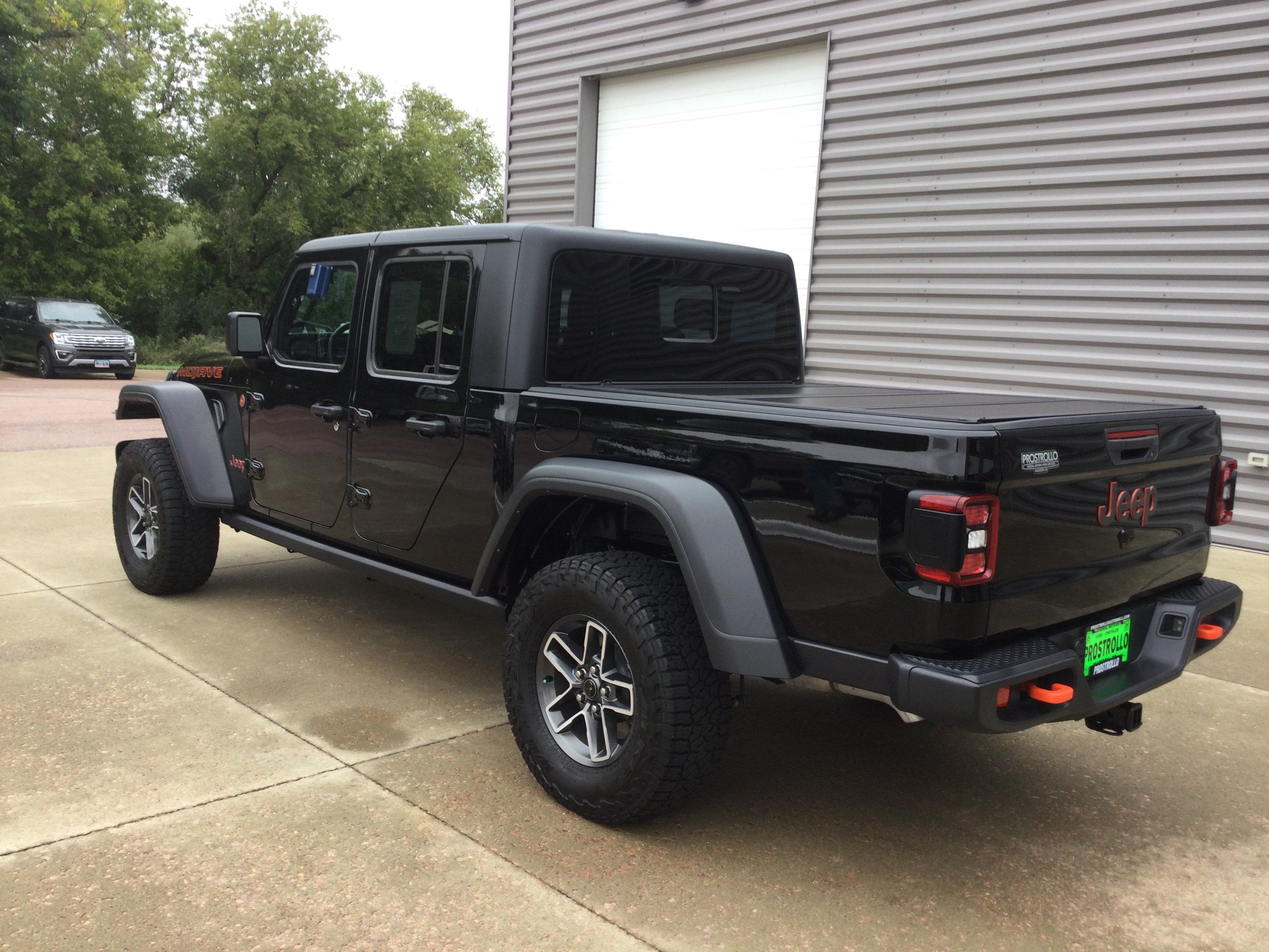 Used 2024 Jeep Gladiator Mojave w/ Technology Group AWD/4WD image 7