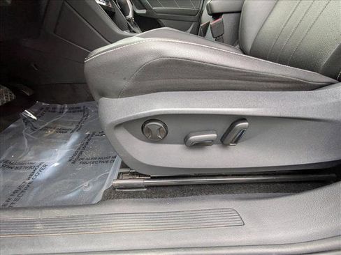 Used 2024 Volkswagen Tiguan SE image 19