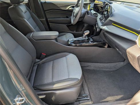 Used 2025 Chevrolet Trax LT FWD image 38