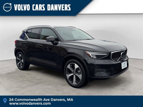 Certified 2025 Volvo XC40 B5 Core image 1