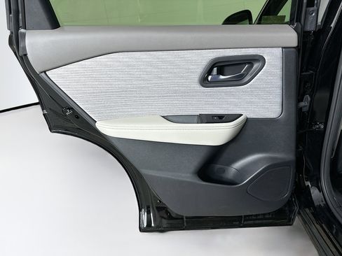 Used 2023 Nissan Rogue SV image 25