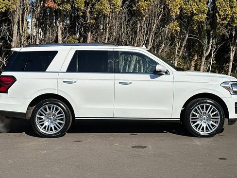 Used 2024 Ford Expedition Limited image 3