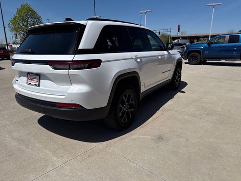Used 2025 Jeep Grand Cherokee Altitude image 4