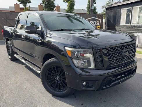 Used 2019 Nissan Titan SV w/ SV Convenience Package image 2