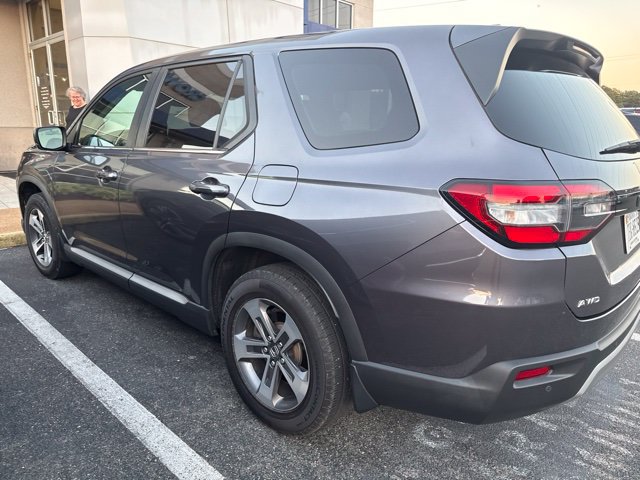 Used 2025 Honda Pilot EX-L image 3