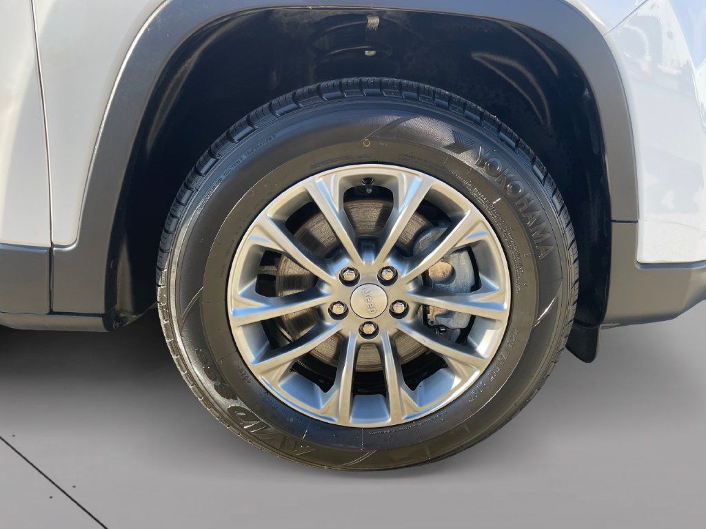 Certified 2020 Jeep Cherokee Latitude Plus w/ Comfort/Convenience Group AWD/4WD image 9