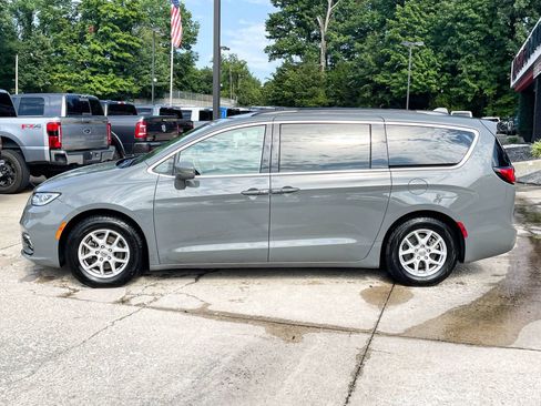 Used 2022 Chrysler Pacifica Touring-L FWD image 3