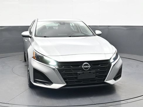 Used 2023 Nissan Altima 2.5 SV FWD image 13