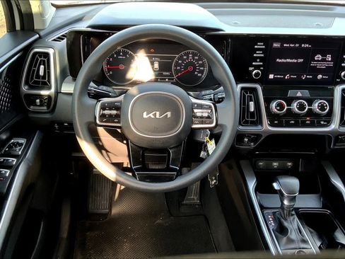 Used 2023 Kia Sorento LX AWD/4WD image 6