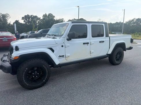 Used 2024 Jeep Gladiator Sport AWD/4WD image 2