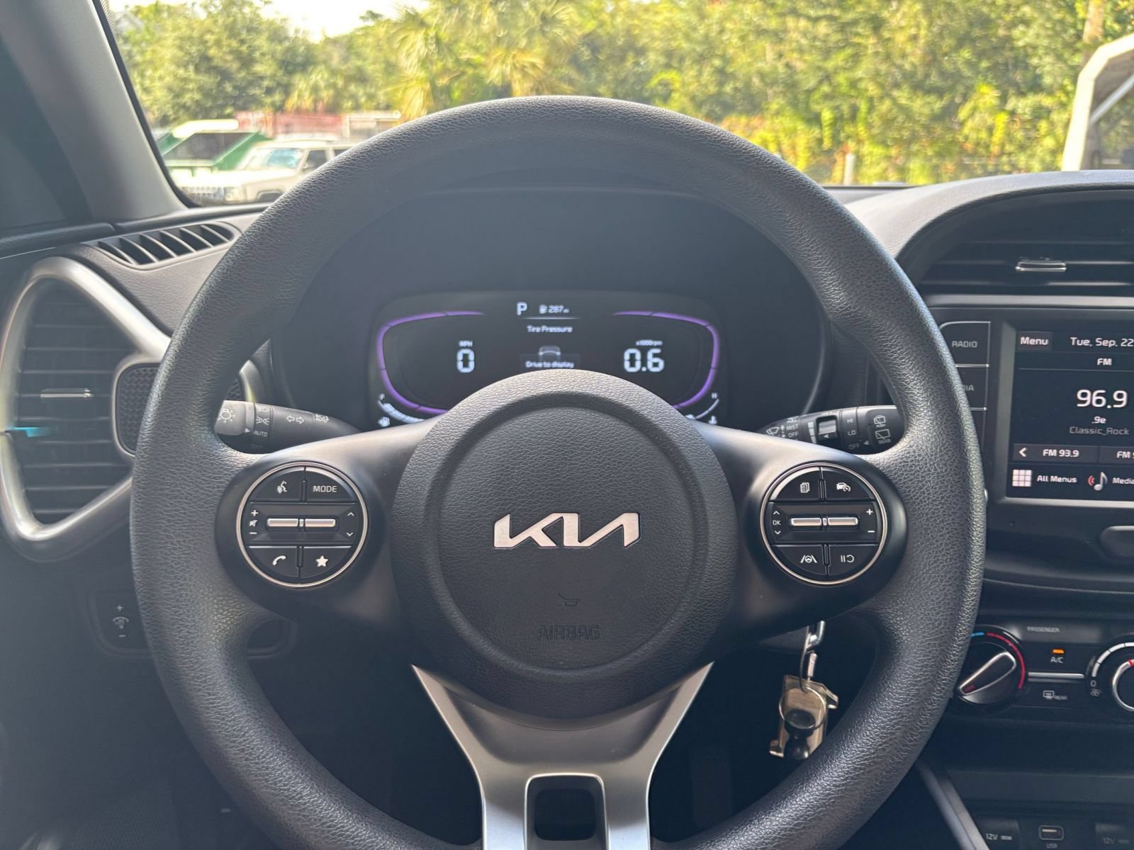 Used 2025 Kia Soul LX w/ LX Technology Package FWD image 25