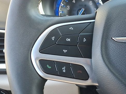 Certified 2024 Chrysler Pacifica Touring-L image 21