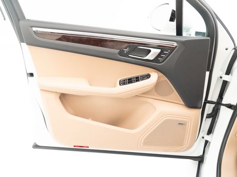 Certified 2025 Porsche Macan image 20