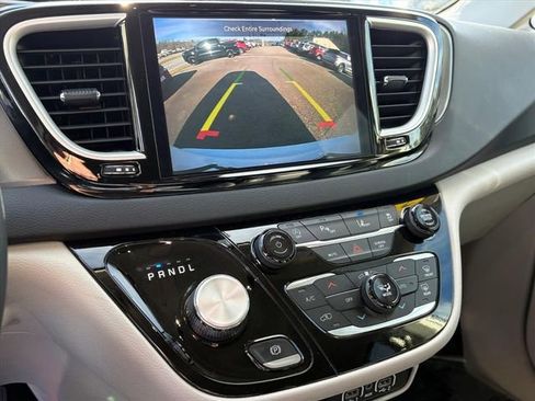 Used 2024 Chrysler Pacifica Touring-L image 8