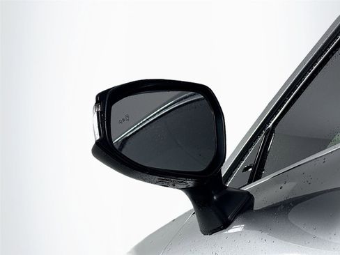 Used 2023 Toyota Crown Limited image 5