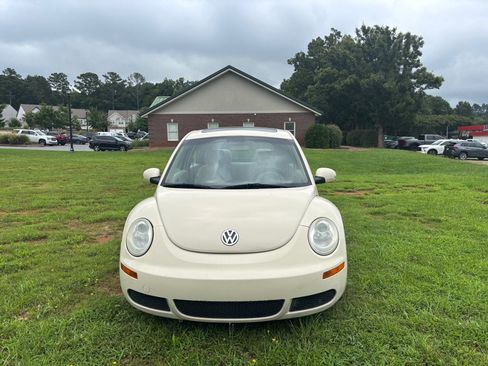 Used 2006 Volkswagen Beetle Coupe w/ Package 1 FWD image 2