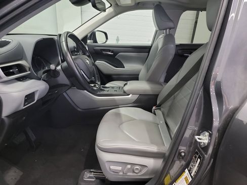 Used 2021 Toyota Highlander XLE FWD image 12