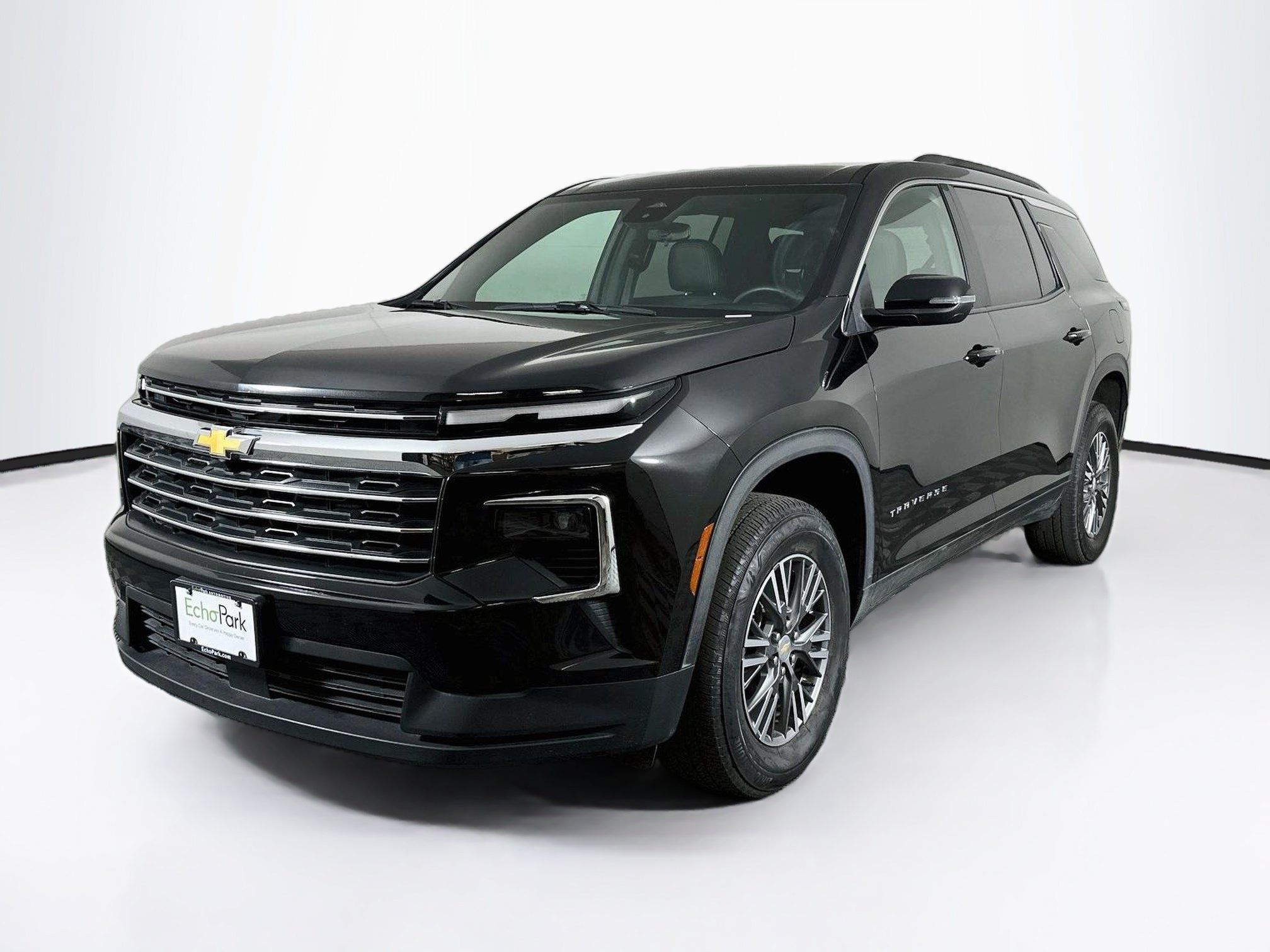 Used 2025 Chevrolet Traverse LT FWD image 3