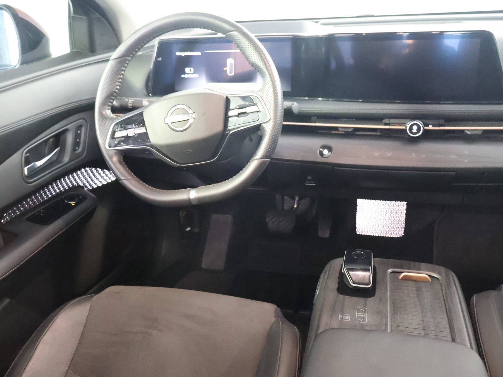 Used 2024 Nissan Ariya AWD image 27