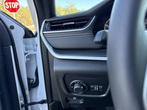 Used 2024 Jeep Grand Cherokee Altitude image 30