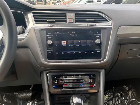 Used 2023 Volkswagen Tiguan SE w/ Panoramic Sunroof Package image 7