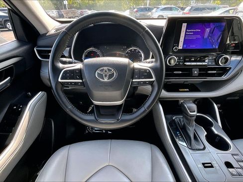 Used 2023 Toyota Highlander XLE FWD image 5
