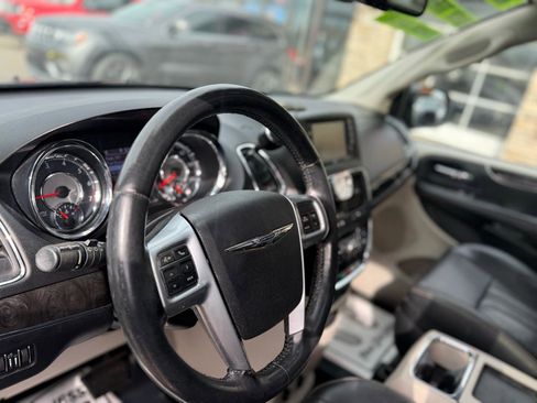 Used 2012 Chrysler Town & Country Touring-L w/ Premium Group image 12