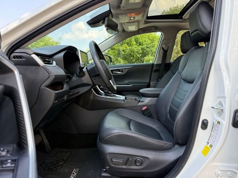 Used 2019 Toyota RAV4 Limited FWD image 25