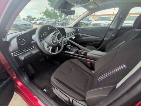 Used 2025 Hyundai Elantra SEL FWD image 15