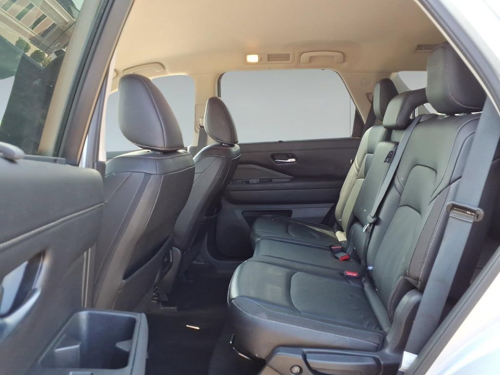 Used 2025 Nissan Pathfinder SL AWD/4WD image 12