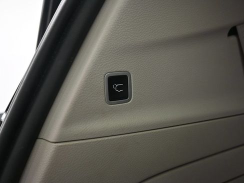 Used 2022 Chrysler Pacifica Limited w/ Uconnect Theater Family Group FWD image 12